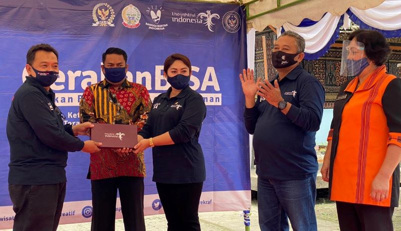 Eva Rataba Serahkan Bantuan Untuk Pelaku Industri Pariwisata